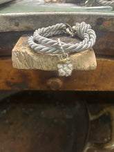 Carica l&#39;immagine nel visualizzatore di Gallery, Bracciale cordino con ciondolino
