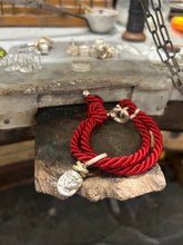 Carica l&#39;immagine nel visualizzatore di Gallery, Bracciale cordino con ciondolino
