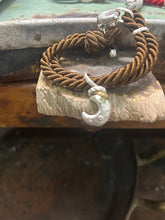 Carica l&#39;immagine nel visualizzatore di Gallery, Bracciale cordino con ciondolino
