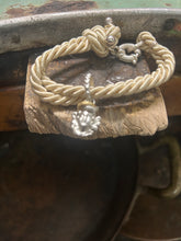 Carica l&#39;immagine nel visualizzatore di Gallery, Bracciale cordino con ciondolino
