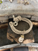 Carica l&#39;immagine nel visualizzatore di Gallery, Bracciale cordino con ciondolino
