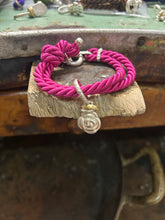 Carica l&#39;immagine nel visualizzatore di Gallery, Bracciale cordino con ciondolino
