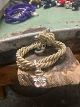 Carica l&#39;immagine nel visualizzatore di Gallery, Bracciale cordino con ciondolino
