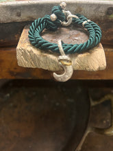 Carica l&#39;immagine nel visualizzatore di Gallery, Bracciale cordino con ciondolino
