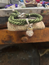 Carica l&#39;immagine nel visualizzatore di Gallery, Bracciale cordino con ciondolino
