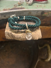 Carica l&#39;immagine nel visualizzatore di Gallery, Bracciale cordino con ciondolino
