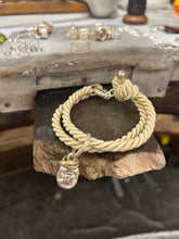 Carica l&#39;immagine nel visualizzatore di Gallery, Bracciale cordino con ciondolino
