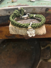 Carica l&#39;immagine nel visualizzatore di Gallery, Bracciale cordino con ciondolino
