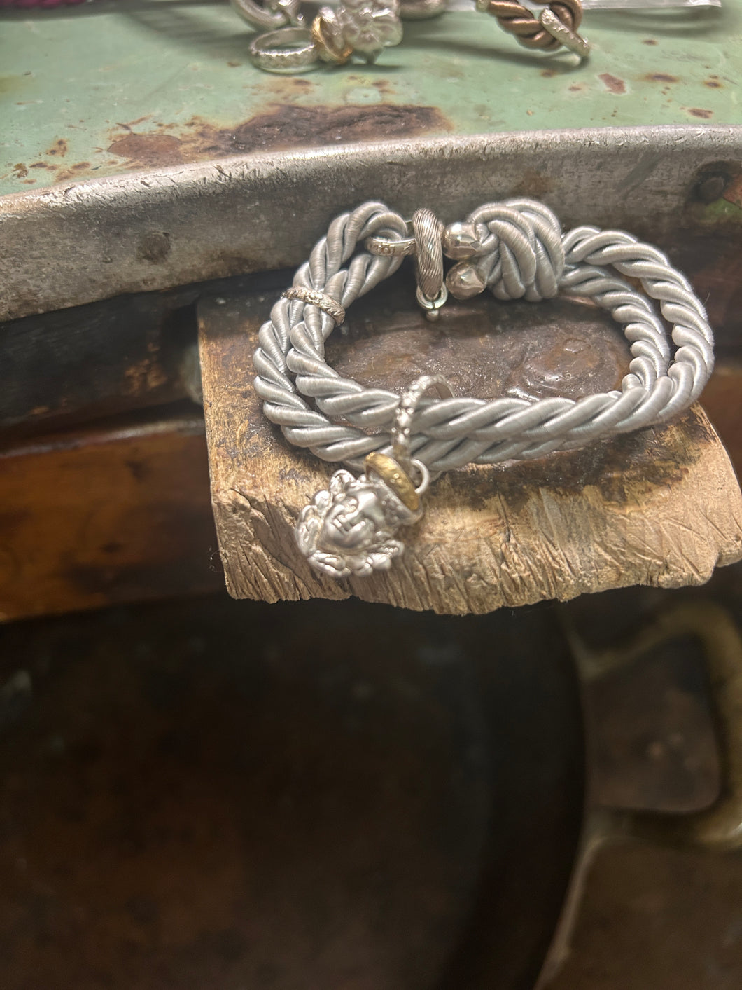Bracciale cordino con ciondolino