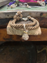 Carica l&#39;immagine nel visualizzatore di Gallery, Bracciale cordino con ciondolino
