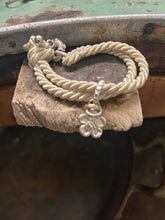 Carica l&#39;immagine nel visualizzatore di Gallery, Bracciale cordino con ciondolino
