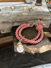 Carica l&#39;immagine nel visualizzatore di Gallery, Bracciale cordino con ciondolino
