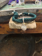 Carica l&#39;immagine nel visualizzatore di Gallery, Bracciale cordino con ciondolino
