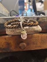 Carica l&#39;immagine nel visualizzatore di Gallery, Bracciale cordino con ciondolino
