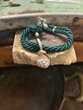 Carica l&#39;immagine nel visualizzatore di Gallery, Bracciale cordino con ciondolino
