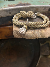 Carica l&#39;immagine nel visualizzatore di Gallery, Bracciale cordino con ciondolino
