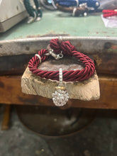 Carica l&#39;immagine nel visualizzatore di Gallery, Bracciale cordino con ciondolino
