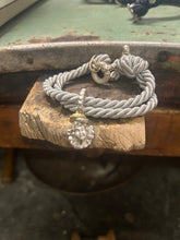 Carica l&#39;immagine nel visualizzatore di Gallery, Bracciale cordino con ciondolino
