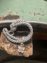 Carica l&#39;immagine nel visualizzatore di Gallery, Bracciale cordino con ciondolino
