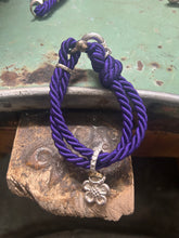 Carica l&#39;immagine nel visualizzatore di Gallery, Bracciale cordino con ciondolino
