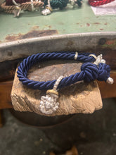 Carica l&#39;immagine nel visualizzatore di Gallery, Bracciale cordino con ciondolino
