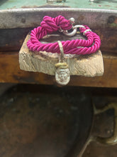 Carica l&#39;immagine nel visualizzatore di Gallery, Bracciale cordino con ciondolino
