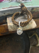 Carica l&#39;immagine nel visualizzatore di Gallery, Bracciale cordino con ciondolino
