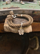 Carica l&#39;immagine nel visualizzatore di Gallery, Bracciale cordino con ciondolino
