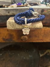 Carica l&#39;immagine nel visualizzatore di Gallery, Bracciale cordino con ciondolino
