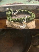 Carica l&#39;immagine nel visualizzatore di Gallery, Bracciale cordino con ciondolino
