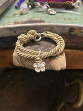 Carica l&#39;immagine nel visualizzatore di Gallery, Bracciale cordino con ciondolino
