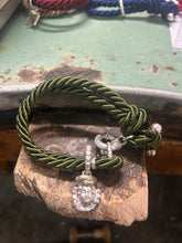 Carica l&#39;immagine nel visualizzatore di Gallery, Bracciale cordino con ciondolino
