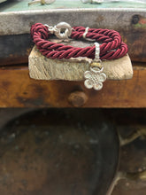 Carica l&#39;immagine nel visualizzatore di Gallery, Bracciale cordino con ciondolino
