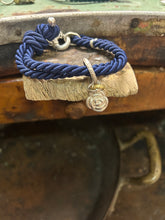 Carica l&#39;immagine nel visualizzatore di Gallery, Bracciale cordino con ciondolino
