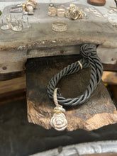 Carica l&#39;immagine nel visualizzatore di Gallery, Bracciale cordino con ciondolino
