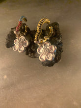 Carica l&#39;immagine nel visualizzatore di Gallery, ear cuff lottie flower dark blue e multicolor
