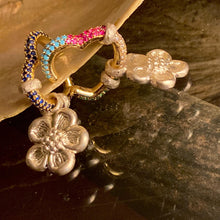 Carica l&#39;immagine nel visualizzatore di Gallery, ear cuff lottie flower blue e multicolor
